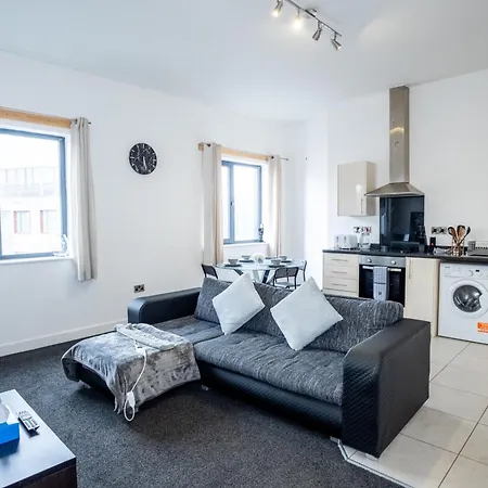 Quay House - Salford - 2Bdr Sleeps 7, Spacious & Quiet - Free Parking - Close To City Centre, Manchester United & The Lowry-2